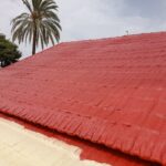 Tejado de vivienda protegido con revestimiento rojo