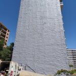 Fachada de vivienda aislada con acabado gris